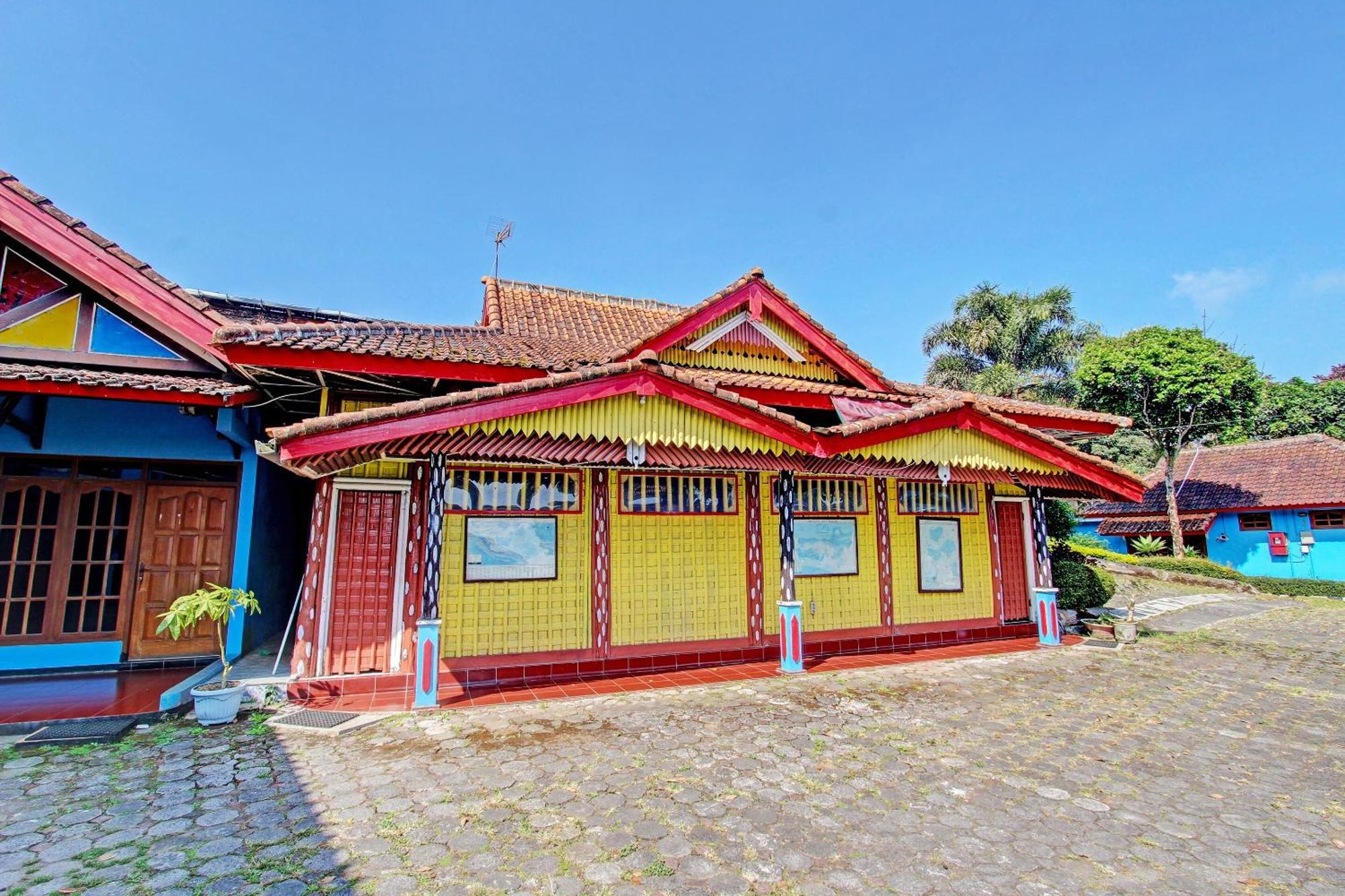 Capital O 91644 Loka Hause Hotel Salatiga Exterior photo