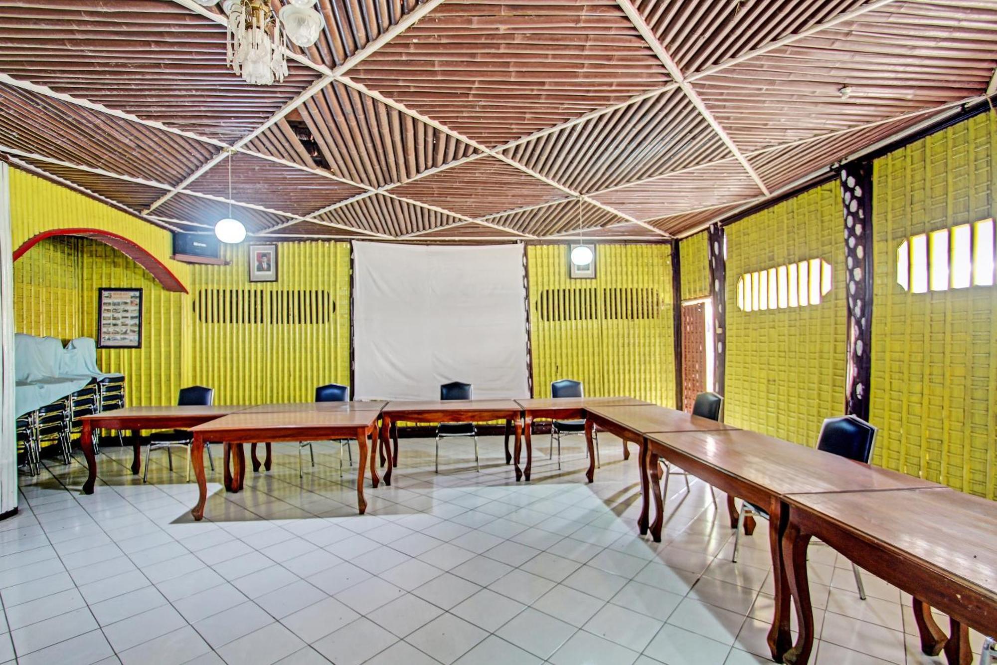 Capital O 91644 Loka Hause Hotel Salatiga Exterior photo