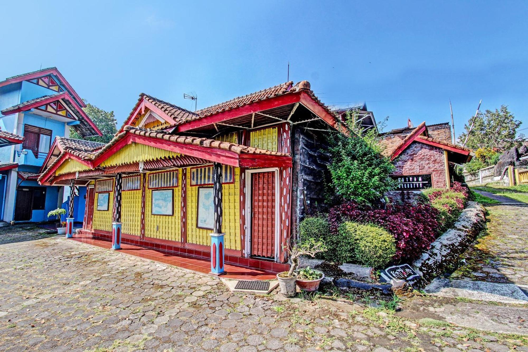 Capital O 91644 Loka Hause Hotel Salatiga Exterior photo